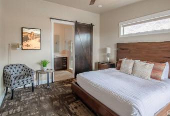 Sage Creek at Moab Luxury Condo/Stunning Pools has rooms with a private hot tub