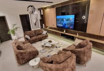 Exotic 3 bedroom apartment allows 18 year olds to book a room