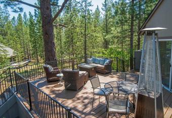 7 Newberry has Balcony rooms