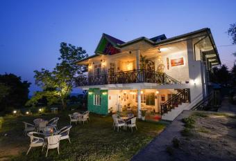 The Autumn Home - Cafe & Homestay has Balcony rooms