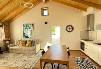 THE ORANGE TREE HOUSES - vista P  tio by Live and Stay allows 18 year olds to book a room