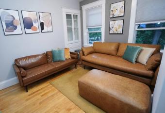 Cozy house close to Brandeis, Bentley, Moody St has Balcony rooms