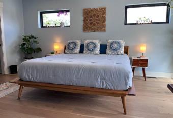 Zen Oasis - 5 * Location - King bed, Hot Tub, Deck allows 18 year olds to book a room