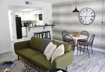 Upgraded Condo Close to All the Tempe Action has rooms with a private hot tub