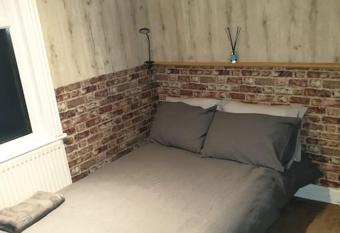 spacious bedroom with private bathroom. allows 18 year olds to book a room