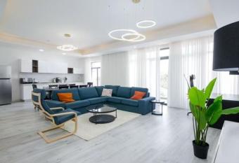 King Bed golfview suite with pool, fast Wifi & Free parking allows 18 year olds to book a room