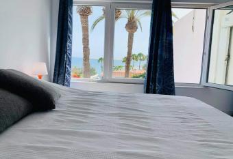 San Agustin,close to the Beach with pool ! allows 18 year olds to book a room