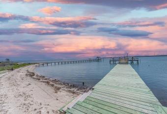 Shipwrecked on Shell Hill 2 Waterfront Houses has Balcony rooms