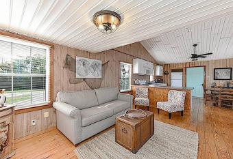 Shipwrecked Shack Waterfront House Boat on Land has Balcony rooms