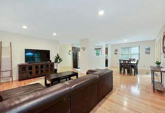 Lake Gaston Duo Side B Kayak, Water mat, Gameroom has Balcony rooms