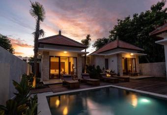 Nau Nusa Villa has rooms with a private hot tub