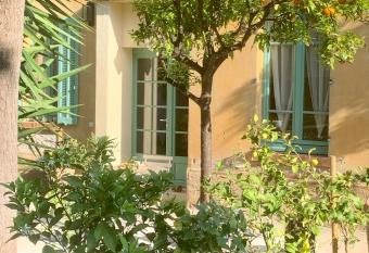 La villa des Amandiers allows 18 year olds to book a room