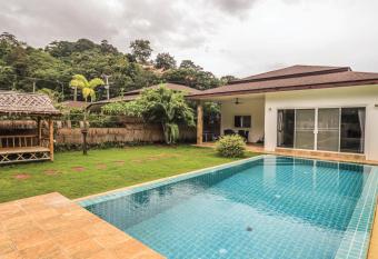 Haleluya Two Bedroom Pool Villa 2 allows 18 year olds to book a room