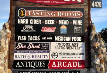 The Couple's Cabin in Wynola has rooms with a private hot tub