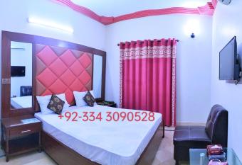 SUBHAN PALACE Near Lasania Restaurant & Millennium Mall has Balcony rooms