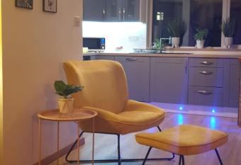 COSY Stylish 2 Bed House has Balcony rooms