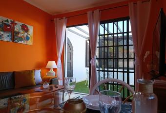 CASA LA MOLINA has Balcony rooms