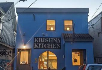 Cloud House - 1 Bd rm with 2 bath rms in New Paltz allows 18 year olds to book a room