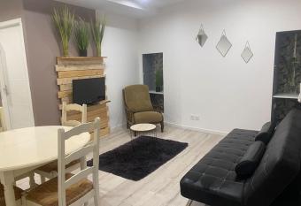 Chez M  lissa 5 allows 18 year olds to book a room