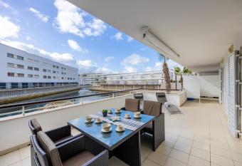 IM On Marina Flat allows 18 year olds to book a room