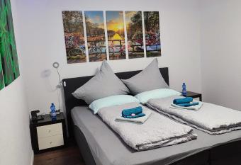 Eifel Zimmer Amsterdam inklusive WLAN, K  che, Kaffee, MTBs zentral am Marktplatz has Balcony rooms