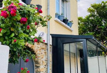 Charmant logement parking gratuit, gare proximit   has Balcony rooms