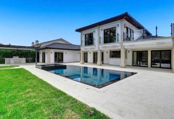 Gorgeous Villa with Amazing Pool has Balcony rooms