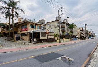 1062 Duplex 100 m da PRAIA DE BOMBINHAS . 2 suites allows 18 year olds to book a room