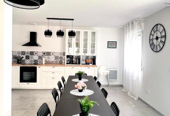 Villa familiale &SPA 6km Disneyland Paris has Balcony rooms