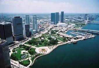 Downtown Top Floor Exclusive Bayview allows 18 year olds to book a room