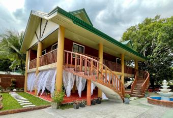 La Famille Guesthouse Pundaquit Mountain view and walking distance to beach has Balcony rooms