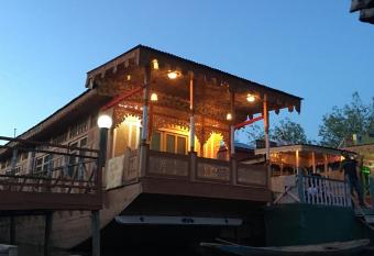 Paris Group Of Houseboat, Srinagar has Balcony rooms