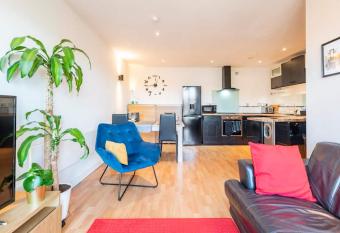 Sheffield City Centre Apartment & Balcony has Balcony rooms