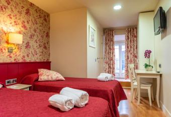 Hostal Matheu has Balcony rooms