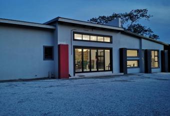 Vee & Tee Holiday Home has Balcony rooms