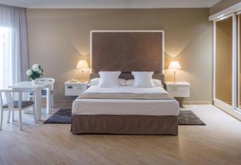 Mas Gallau has rooms with a private hot tub