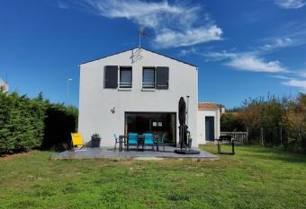 Maison Chaleureuse et moderne sur l   ile lumineuse has Balcony rooms