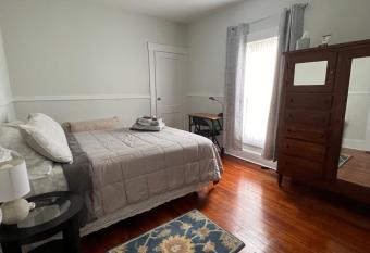 Comfortable Cozy Room in an Historical House allows 18 year olds to book a room