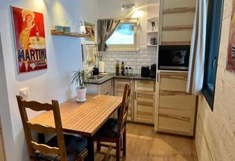 Studio cosy et fonctionnel entre Saule et Lilas allows 18 year olds to book a room