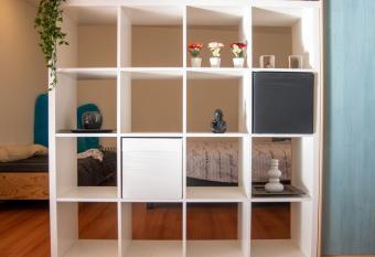 Beautiful big appartment in nice sunny privat garden allows 18 year olds to book a room