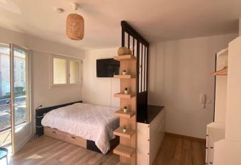 Studio moderne et cosy avec balcon et parking has Balcony rooms