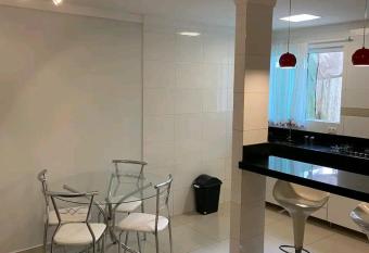 Apt Rec  m reformado em Balne  rio Cambori  . ! 01 Su  te + 02 dorm. PERTO DE TUDO! PERTO da PRAIA! PERTO DO SHOPPING! AMBIENTE FAMILIAR E ACONCHEGANTES! has Balcony rooms