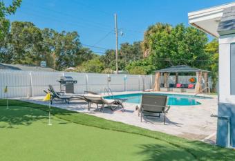 Modern Oasis, Perfect Location Packed W/ Amenities has Balcony rooms