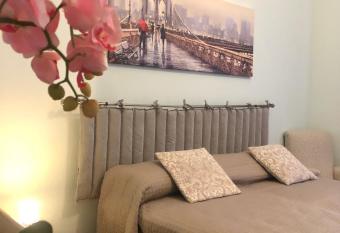 Intero appartamento suite del centro allows 18 year olds to book a room