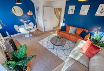 Superb Contractor House allows 18 year olds to book a room