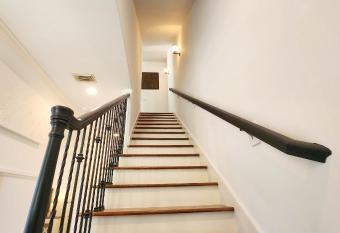 Midtown Modern Farmhouse near MedCenter Museum NRG has Balcony rooms