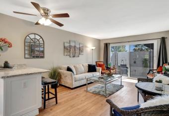 Remodeled&quiet ground-level near Old Town's heart has Balcony rooms