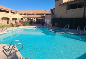 Hidden gem with pool, outdoor seating, gym, 6 mins from Golf Club-Peoria, AZ has Balcony rooms