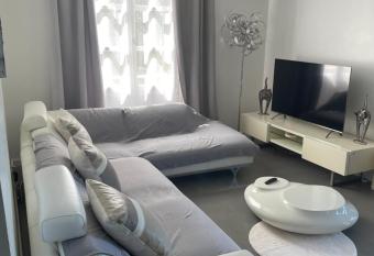 Charmant T2 Meubl   Proche CHU Bellepierre allows 18 year olds to book a room