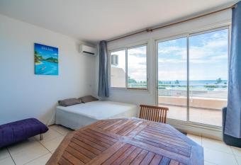 Diva Nui Cosy Studio wOcean View next to Hilton Faaa has Balcony rooms